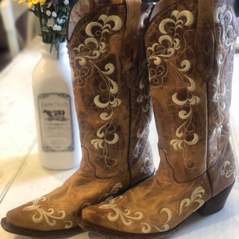 CORRAL Brown & White Embroidery Snip Toe Boots
